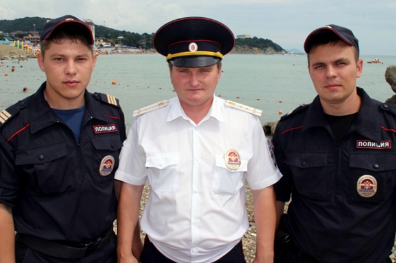 В Туапсинском районе возле села Бжид полицейские спасли тонущего в море трехлетнего малыша!